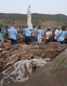 MEDJUGORJE COLLINA DELLE APPARIZIONI QUESTA MATTINA ALL’ALBA - REGINA DELLA PACE PREGA PER NOI E PER IL MONDO INTERO