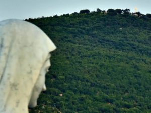 MEDJUGORJE COLLINA DELLE APPARIZIONI QUESTA MATTINA ALL’ALBA - REGINA DELLA PACE PREGA PER NOI E PER IL MONDO INTERO