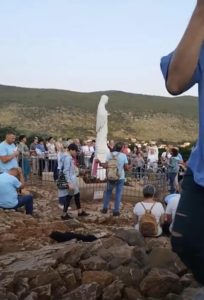 MEDJUGORJE COLLINA DELLE APPARIZIONI QUESTA MATTINA ALL’ALBA - REGINA DELLA PACE PREGA PER NOI E PER IL MONDO INTERO