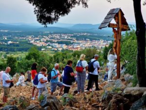 MEDJUGORJE COLLINA DELLE APPARIZIONI QUESTA MATTINA ALL’ALBA - REGINA DELLA PACE PREGA PER NOI E PER IL MONDO INTERO