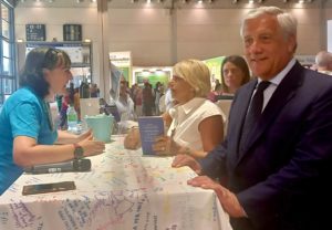 Antonio Tajani vicepresidente del Consiglio dei ministri e ministro degli affari esteri e della cooperazione internazionale nel governo Meloni , visita il nostro stand al Meeting