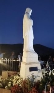 MEDJUGORJE: ALBA di oggi sulla Collina delle Apparizioni. Maria in Regina della Pace prega per noi e per il mondo intero