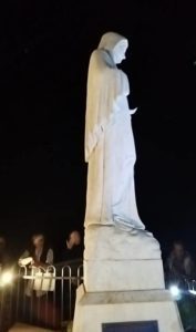 MEDJUGORJE: ALBA DI OGGI SULLA COLLINA DELLE APPARIZIONI MARIA REGINA DELLA PACE PREGA PER NOI E PER IL MONDO INTERO