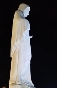 MEDJUGORJE: ALBA DI OGGI SULLA COLLINA DELLE APPARIZIONI MARIA REGINA DELLA PACE PREGA PER NOI E PER IL MONDO INTERO