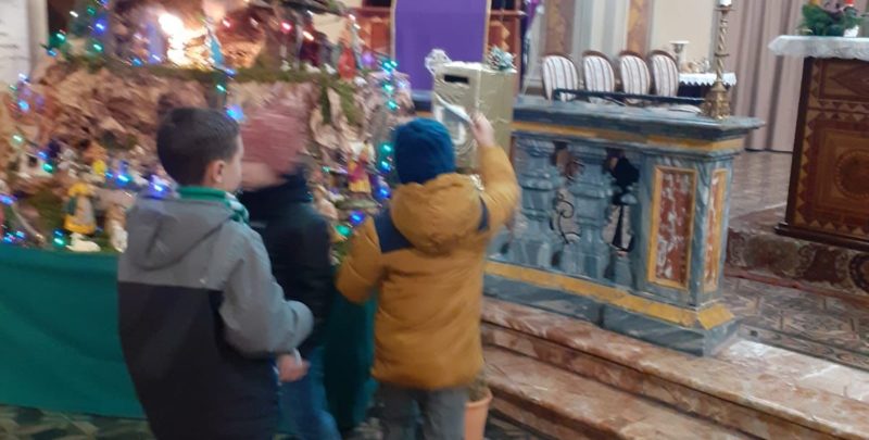 I BAMBINI HANNO SCRITTO E CONSEGNATO LA LETTERINA DI RADIO MARIA A GESÙ BAMBINO