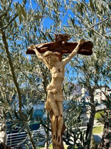 Crocifissi intagliati a mano in legno di ulivo per Clessidre Missionarie Radio Maria