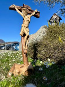 Crocifissi intagliati a mano in legno di ulivo per Clessidre Missionarie Radio Maria