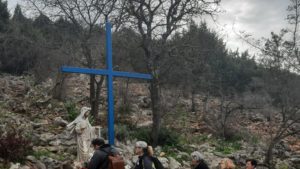 I pellegrini pregano in attesa dell'apparizione di Mirjana Dragićević - Soldo - Medjugorje