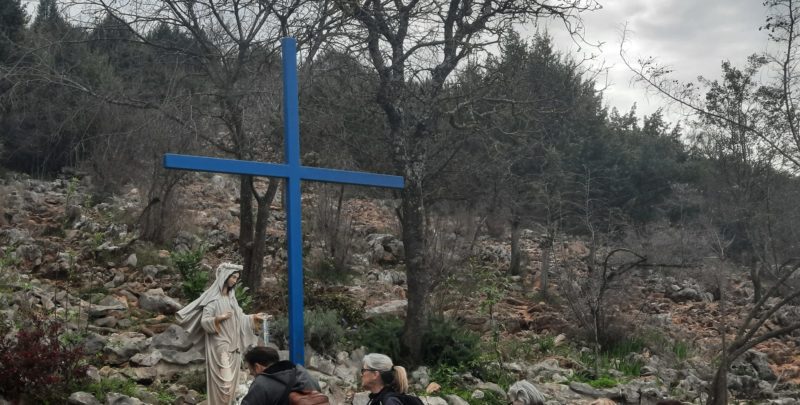 I pellegrini pregano in attesa dell'apparizione di Mirjana Dragićević - Soldo - Medjugorje