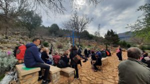 I pellegrini pregano in attesa dell'apparizione di Mirjana Dragićević - Soldo - Medjugorje