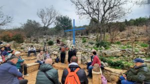 I pellegrini pregano in attesa dell'apparizione di Mirjana Dragićević - Soldo - Medjugorje