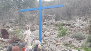I pellegrini pregano in attesa dell'apparizione di Mirjana Dragićević - Soldo - Medjugorje