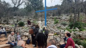 I pellegrini pregano in attesa dell'apparizione di Mirjana Dragićević - Soldo - Medjugorje
