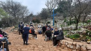I pellegrini pregano in attesa dell'apparizione di Mirjana Dragićević - Soldo - Medjugorje