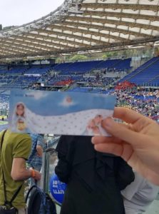 dallo stadio olimpico presenti con il velo di maria bambina
