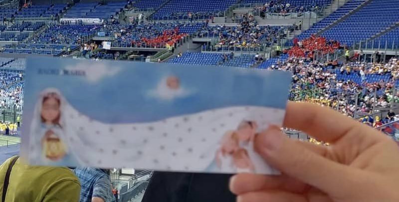 dallo stadio olimpico presenti con il velo di maria bambina