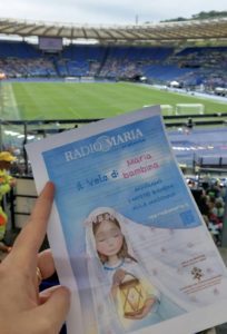 dallo stadio olimpico presenti con il velo di maria bambina