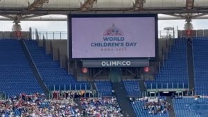 dallo stadio olimpico presenti con il velo di maria bambina