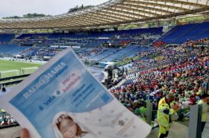 dallo stadio olimpico presenti con il velo di maria bambina