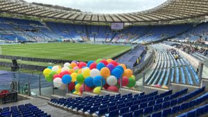 dallo stadio olimpico presenti con il velo di maria bambina
