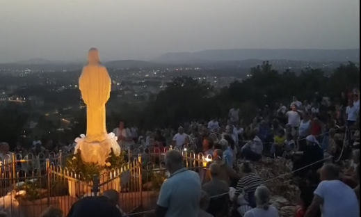 #MEDJUGORJE IN DIRETTA - Podbrodo 🙏〽️🩵TRA POCO inizierà il SESTO GIORNO della NOVENA, in cui la REGINA DELLA PACE ci invita TUTTI pregare per la PACE nel mondo 🙏🙏🙏〽️🙏🙏ROSARIO INTERO E APPARIZIONE🙏🙏