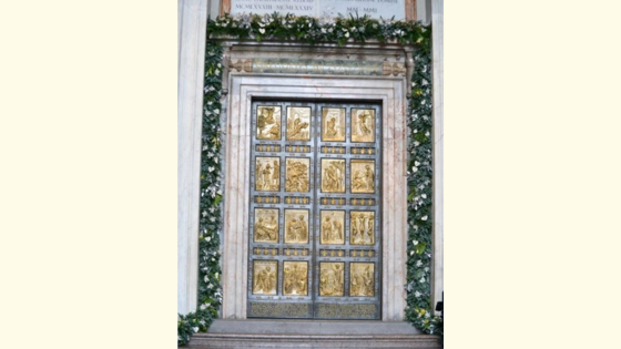 IL PAPA APRE LA PORTA SANTA A SAN PIETRO