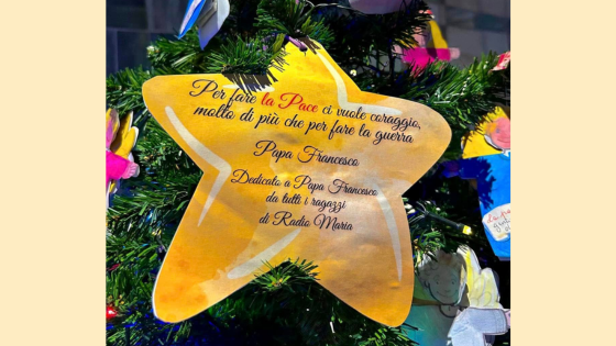 ALBERO DI NATALE CON GLI ANGELI DELLA PACE NELLA CAPPELLA DI RADIO MARIA
