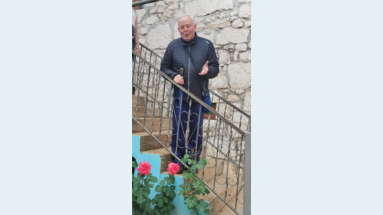 P.Livio sulla scaletta della casa paterna di Vicka