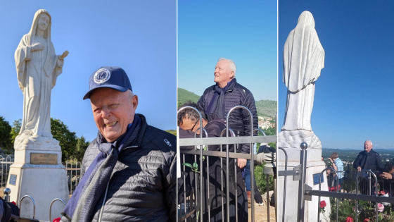 Podbrodo accanto alla statua della Regina della Pace Medjugorje
