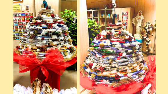 albero di Natale di Radio Maria con i libri del Direttore Padre Livio