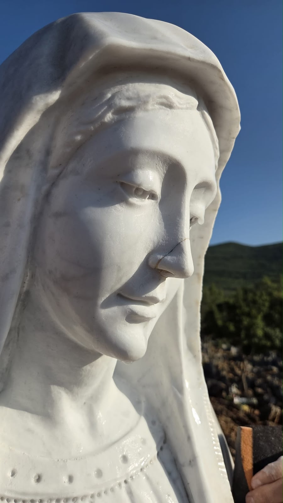 Medjugorje 28/7/26 : La Regina della Pace dopo poche ore dagli atti vandalici